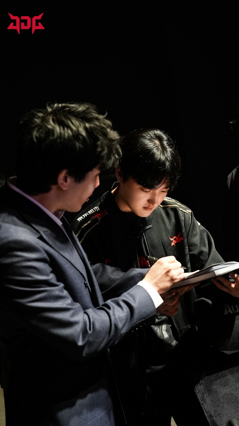 '씨맥' 김대호 감독과 이야기하는 '페이즈' 김수환(사진=JDG).