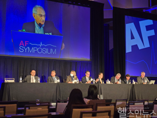 하버드 MGH 주최 부정맥 심포지엄에서 대표 연자들이 발제하고 있다(오른쪽에서 네 번째 김영훈 교수) (고려대학교병원 제공)