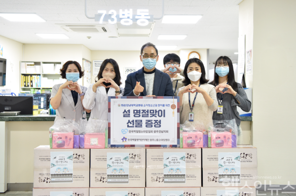 김봉학 한국백혈병소아암협회 광주전남지회 사무국장(가운데)과 임희선 화순전남대병원 사회사업팀장(오른쪽에서 두 번째) 등이 소아청소년과 병동을 찾아 설 명절 선물을 전달했다. (화순전남대병원 제공)