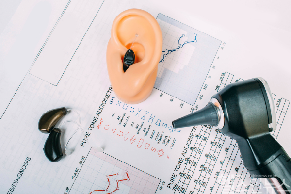 난청으로 일상생활 영위에 문제가 생겼다면 보청기를 착용하는 것이 좋다. 특히 난청은 지속 되면 인지 저하 및 치매를 부를 수 있어 주의해야 한다. (클립아트코리아)