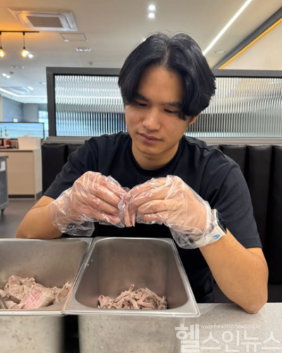 서울성모병원의 흉터 치료 지원사업에 선정되어 치료를 받았던 자립 청년 윤 모씨. 치료 후 늘 눈 위까지 덮었던 앞머리를 옆으로 넘기는 등 자신감을 되찾아 대학교 면접에 참여했고 늦깎이 간호학도의 꿈을 이뤘다. (서울성모병원 제공)