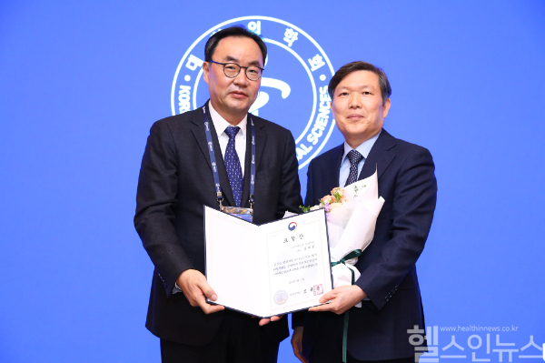 (왼쪽부터) 이진우 대한의학회장(대리 수여), 마취통증의학과 김재환 교수 (고대안산병원 제공)