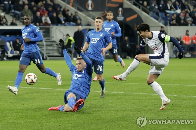 왼발 슈팅으로 득점하는 손흥민