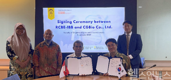 유현승 시지바이오 대표(오른쪽에서 두 번째)와 어효중 시지바이오 인도네시아 사업책임자(맨 오른쪽)가 인도네시아대학교 의공학 연구소 관계자들과 산학협력 협약 체결식에서 기념 촬영을 하고 있다. (시지바이오 제공)