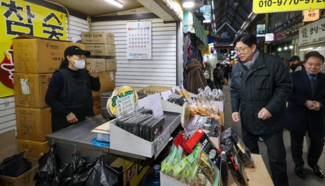 도성훈 교육감이 정서진시장을 방문하여 전통시장 장보기를 하고 있다.(인천광역시교육청 제공)