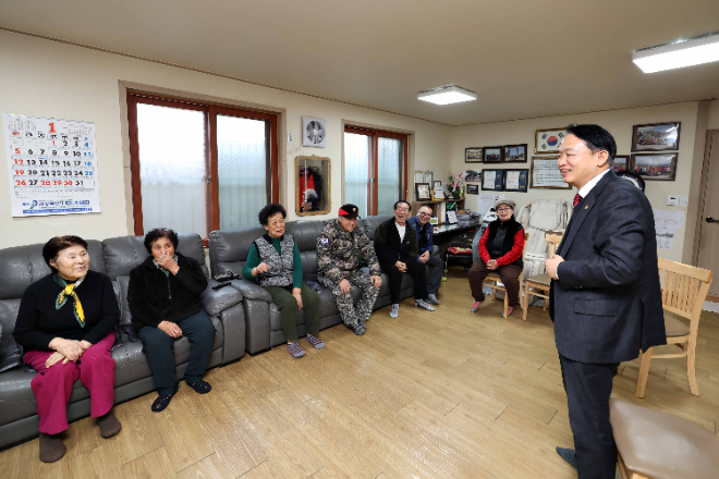 김찬진 인천동구청장이 관내 경로당을 방문하여 어르신들의 안부와 애로사상을 정취하고 있다.