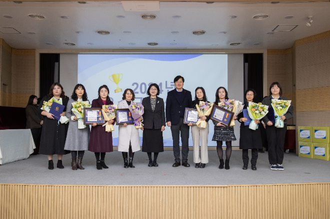 강범석 인천서구청장이 급식관리 우수기관을 표창하고 수상자들과 기념촬영을 하고 있다.(제공=인천서구청)