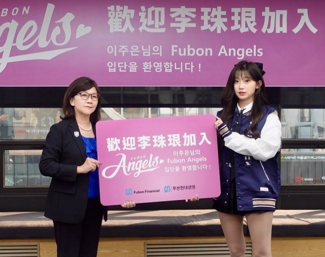 첸 사장(왼쪽)과 이주은 치어리더.