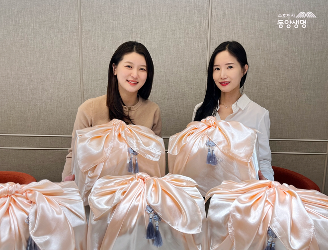 동양생명은 지난 23일 을사년 첫 명절인 설을 맞아 독거 어르신들을 위해 한파 대비 용품을 담은 ‘훈훈한 수호천사’ 패키지를 전달하는 봉사활동을 진행했다고 24일 밝혔다. (사진 = 동양생명 제공)