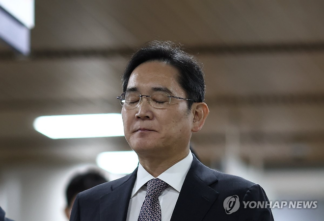 이재용 삼성전자 회장이 지난해 11월 서울 서초구 서울고등법원에서 열린 자본시장법 위반 등 혐의 관련 2심 결심 공판에 출석하고 있다. ⓒ연합뉴스