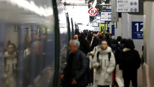 본격적인 설 연휴가 시작된 24일 대구 동구 동대구역에서 귀성길에 오른 시민들이 열차에 탑승하고 있다.