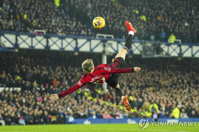 환상적인 바이시클킥을 선보인 맨유의 가르나초