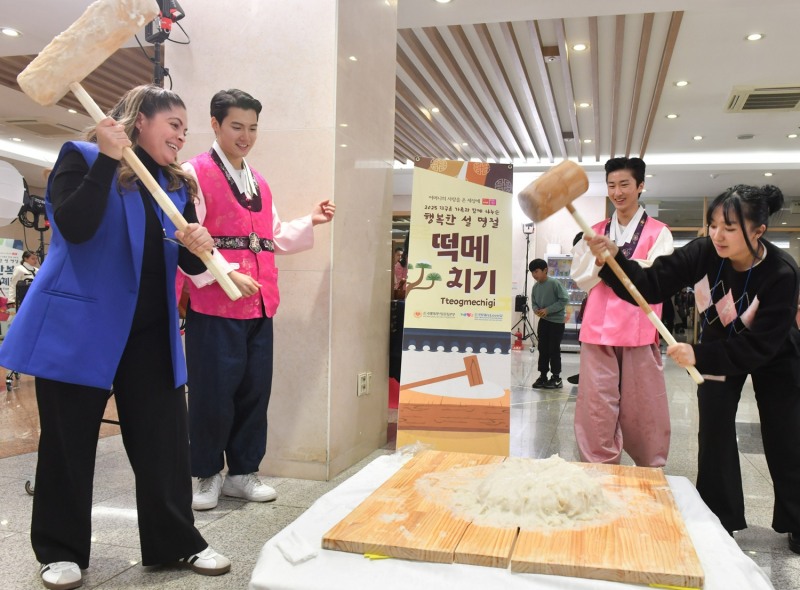 외국인들이 떡메치기를 하며 한국의 설 명절을 흥겹게 즐기는 모습.