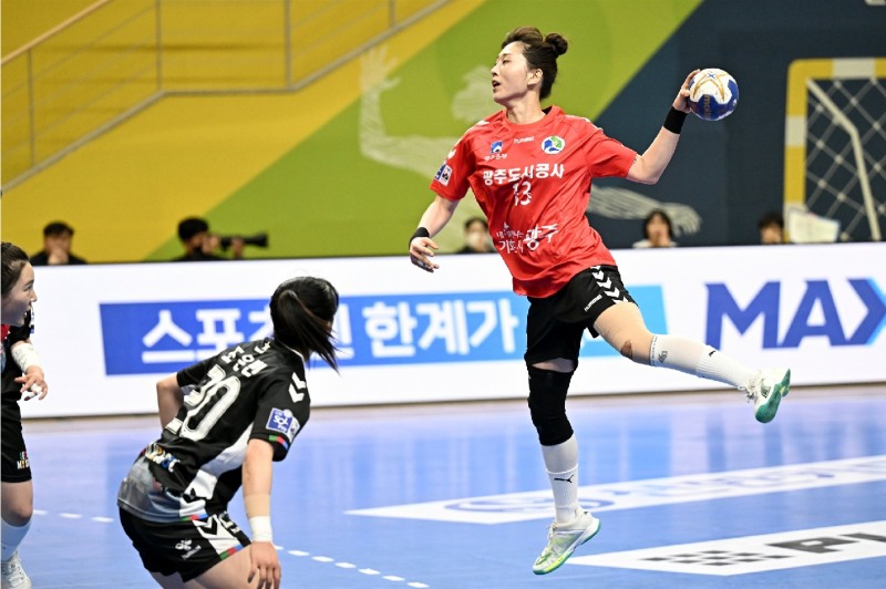 광주도시공사 정현희가 점프슛 중이다. / 사진제공=한국핸드볼연맹