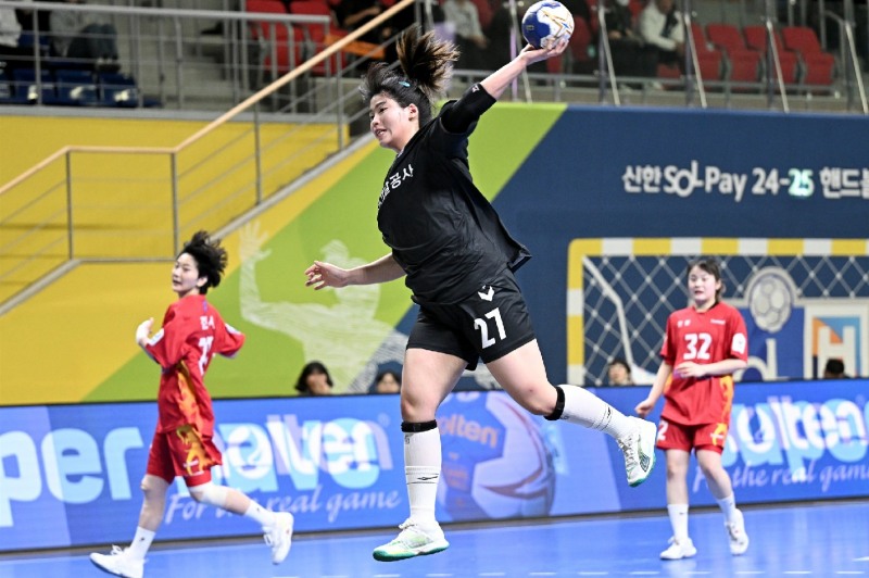 경남개발공사 최지혜가 점프슛 중이다. / 사진제공=한국핸드볼연맹