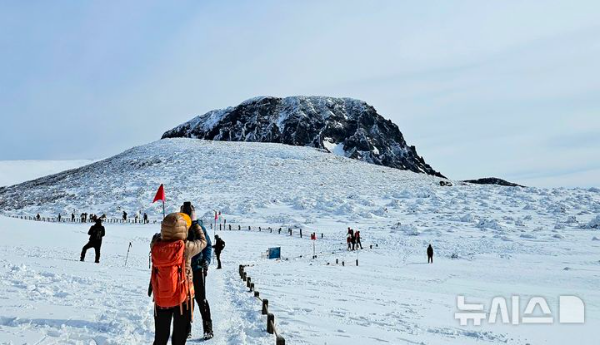 지난 18일 오전 한라산 백록담 분화구에 상고대가 피었다. 거대한 분화구 암벽에 상고대가 생기면서 다른 산에서 보기 힘든 독특한 경관을 연출했다.
