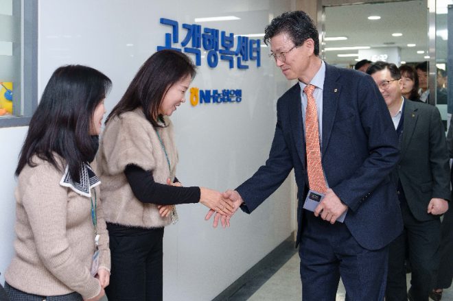 NH농협은행 강태영 은행장이 설 연휴 비상운영체계 운영 점검을 위해 서울시 용산 소재 고객행복센터에 방문하고 있다.ⓒNH농협은행