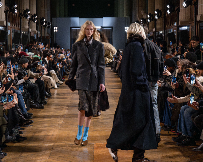 지난 23일(현지 시간), 프랑스 파리 ‘파리 국립 자연사 박물관(Muséum national d'Histoire naturelle)’에서 진행한 시스템·시스템옴므 2025년 가을·겨울(F/W) 시즌 단독 프레젠테이션에서 모델들이 신제품을 선보이고 있는 모습. ⓒ 한섬