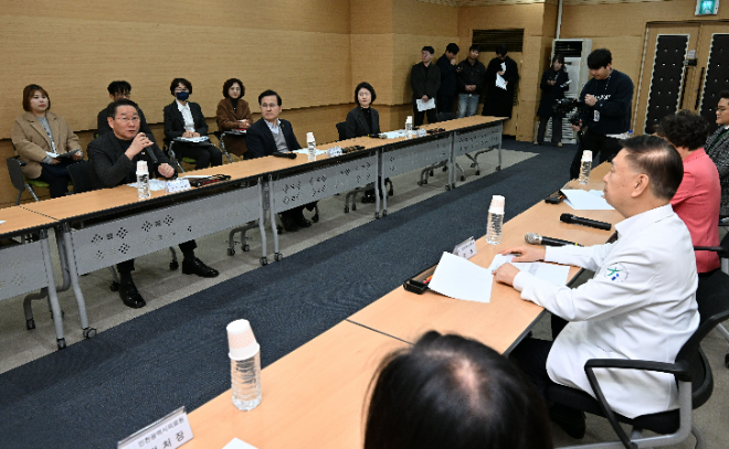 유정복 인천광역시장이 26일 2025 을사년 설 명절맞아 방문한 인천의료원에서 응급의료 대책을 점검하고 있다. (제공=인천광역시청)