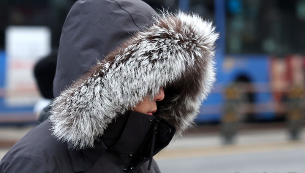 강추위가 찾아온 8일 오전 서울 종로구 세종대로 사거리에서 출근길 시민이 몸을 잔뜩 웅크린채 발걸음을 재촉하고 있다.