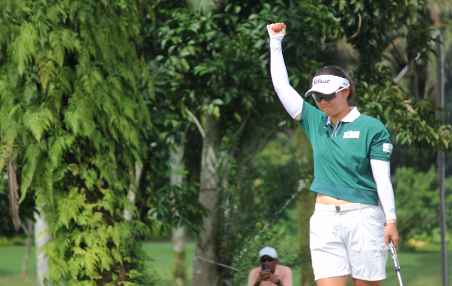 KLPGA 2025 드림투어 인도네시아 여자오픈 연장 2번째 홀에서 버디 퍼팅을 성공시키고 손을 번쩍 들어올린 황유나.