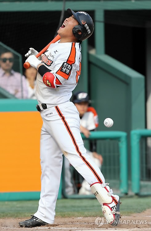 2014년 4월 20일 대전 야구장에서 열린 프로야구 LG트윈스와 한화이글스의 경기 6회말 1사 3루 상황에서 한화 정근우가 상대팀 투수 정찬헌의 볼에 맞아 고통스러워하고 있다.