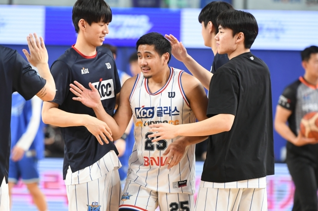 경기 후 동료들의 축하 받는 KCC의 캘빈 제프리 에피스톨라