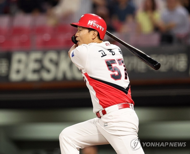 타격하는 고종욱