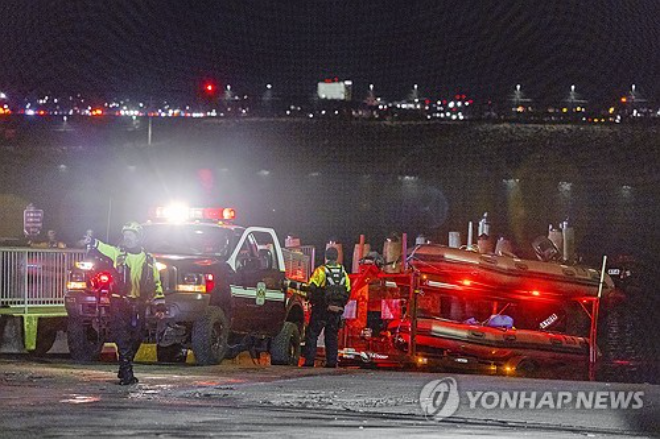 29일(현지시간) 미국 수도 워싱턴 DC 로널드 레이건 공항 인근에서 여객기와 육군 헬기가 충돌해 추락했다. 현지 경찰과 소방당국이 사고 현장을 수색하고 구조 활동을 벌이는 모습 ⓒEPA·SHAWN THEW·연합뉴스