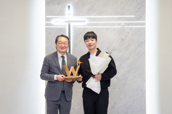 왼쪽) 조명환 월드비전 회장과 현승원 월드비전 홍보대사가 기념 사진을 남기는 모습. (사진 제공 = 월드비전)