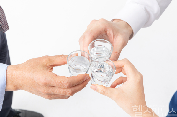 설 연휴 중 즐겼던 술자리에서 심장 박동이 빨라져 두근거리거나 어지럽고 답답하게 느껴졌던 경험이 있다면 심장 건강을 확인해 보는 것이 좋겠다. (클립아트코리아)