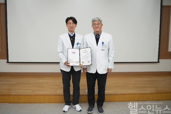 부산백병원 팽성화 홍보실장(왼쪽)과 이연재 병원장이 기념사진을 촬영하고 있다.