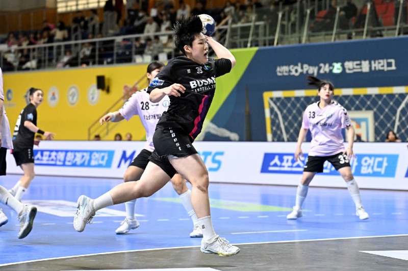 부산시설공단 이혜원이 돌파슛을 하고 있다. / 사진제공=한국핸드볼연맹