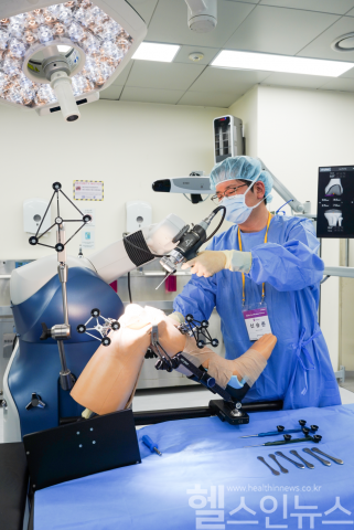 신승준 병원장이 Mako SmartRobotics™를 교육하고 있다. (곧바로병원 제공)