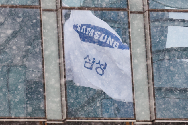 삼성전자가 지난해 4분기·연간 경영 실적을 발표한 31일 서울에 눈이 내린 가운데 서초구 삼성전자 서초사옥 유리창에 사기(社旗)가 비친 모습 ⓒ연합뉴스
