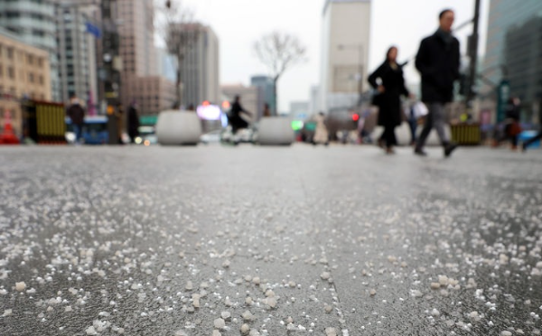 영하권 날씨가 이어지고 있는 31일 오전 서울 종로구 광화문광장에 빙판길 방지를 위한 염화칼슘이 뿌려져 있다.