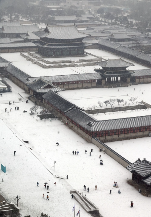 서울을 비롯한 수도권 곳곳에 눈이 내리던 지난달 31일 서울 경복궁 일대가 눈으로 덮여 있다.