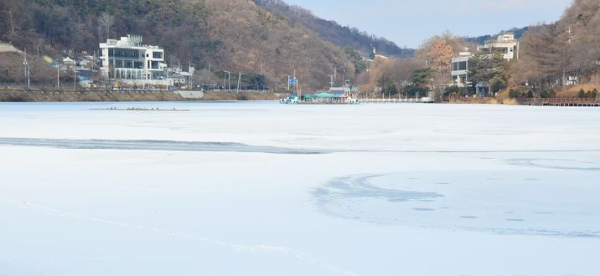 영하 12도의 한파가 들이닥친 지난달 11일 충북 청주시의 명암저수지가 추위에 얼어붙어있다.