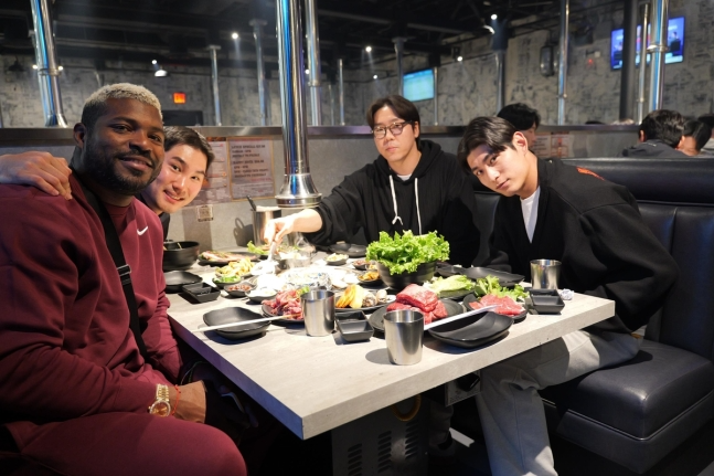 샌프란시스코 이정후와 키움 김재현, 임지열, 야시엘 푸이그(사진 오른쪽부터)