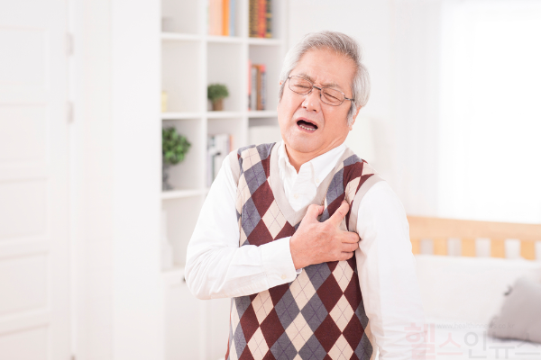 겨울철 기온 변화 혹은 운동을 할 때 가슴 통증이 느껴진다면 돌연사의 주범으로 알려진 관상동맥 죽종을 의심해 보는 것이 좋다. (클립아트코리아)