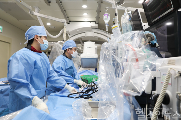 회전죽종절제술로 관상동맥 죽종 환자를 치료하고 있는 천대영 한림대학교동탄성심병원 순환기내과 교수(왼쪽에서 두 번째) (한림대학교동탄성심병원 제공)