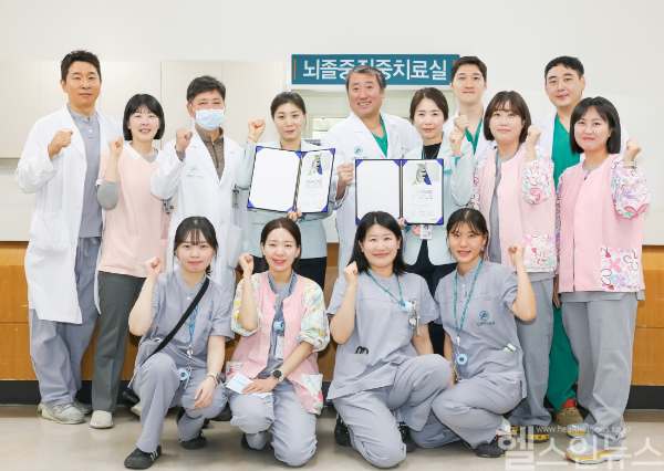 양구현 강릉아산병원 뇌졸중센터장(뒷줄 좌측에서 5번째)과 의료진들이 기념촬영을 하고 있다. (강릉아산병원 제공)