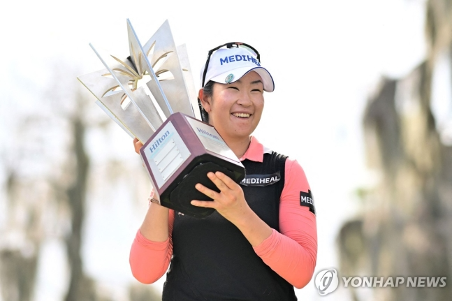 우승컵을 든 김아림