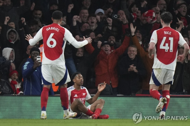 '명상 세리머니'를 펼치는 아스널의 마일스 루이스-스켈리