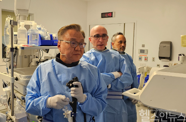 소화기내시경 분야의 세계적 권위자인 이탈리아 Boskoski 교수(가운데)와 함께 현지 환자를 대상으로 내시경 라이브 시술하고 있는 문종호 교수(좌측) (순천향대 부천병원 제공)