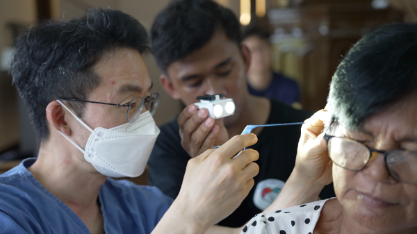 필리핀 의료봉사에 참여한 이형신 고신대병원 이비인후과 교수 (고신대병원 제공)
