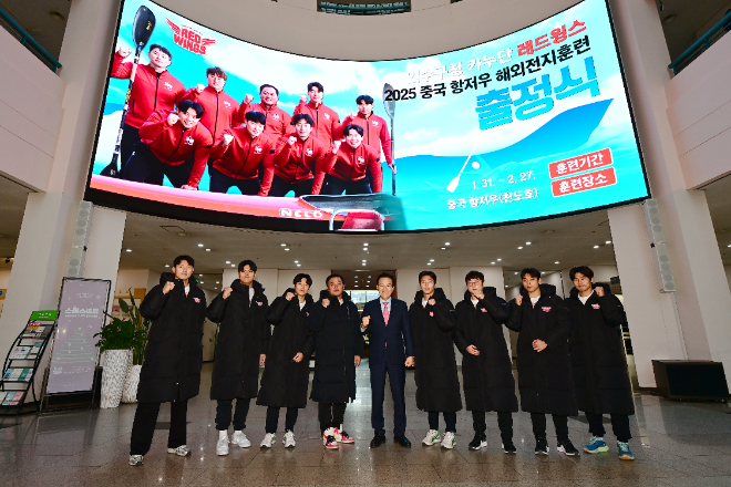 인천연수구청 레드윙스 카누단이 이재호구청장과 청사에서 출정식 기념촬영을 하고 있다. (제공=인천연수구청)