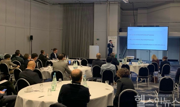 안영찬 SML바이오팜 박사가 ‘생체 내 치료용 항체 개발을 위한 mRNA-LNP 기술 활용’을 주제로 발표하고 있다. (SML바이오팜 제공)