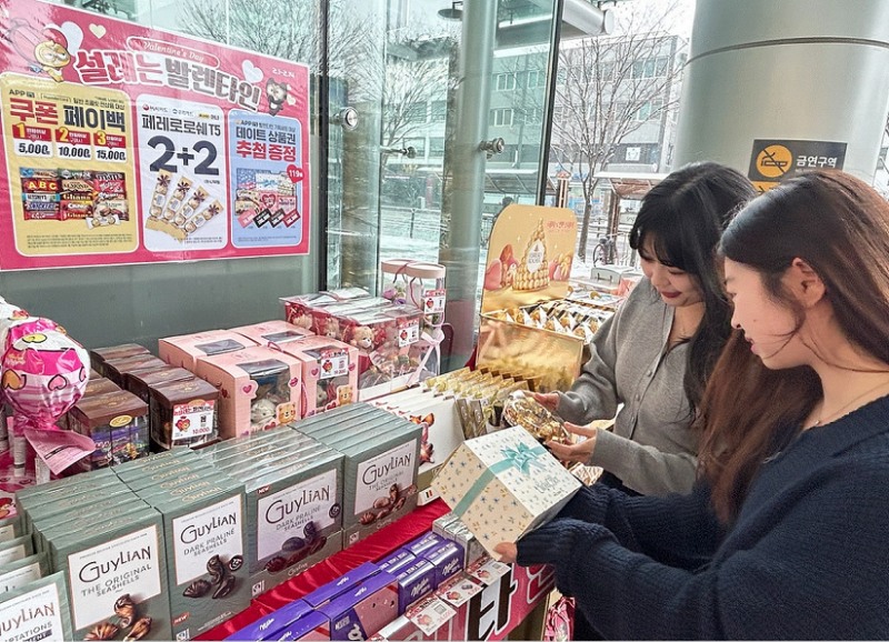이마트24가 밸런타인데이를 앞두고 실속형 초콜릿 상품을 선보이며 고객들의 관심을 끌고 있다. (이마트24 제공)