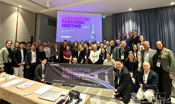 ‘LASEROPTEK PARTNERS MEETING in Paris’ 행사 참석자들이 기념촬영을 하고 있다. (레이저옵텍 제공)
